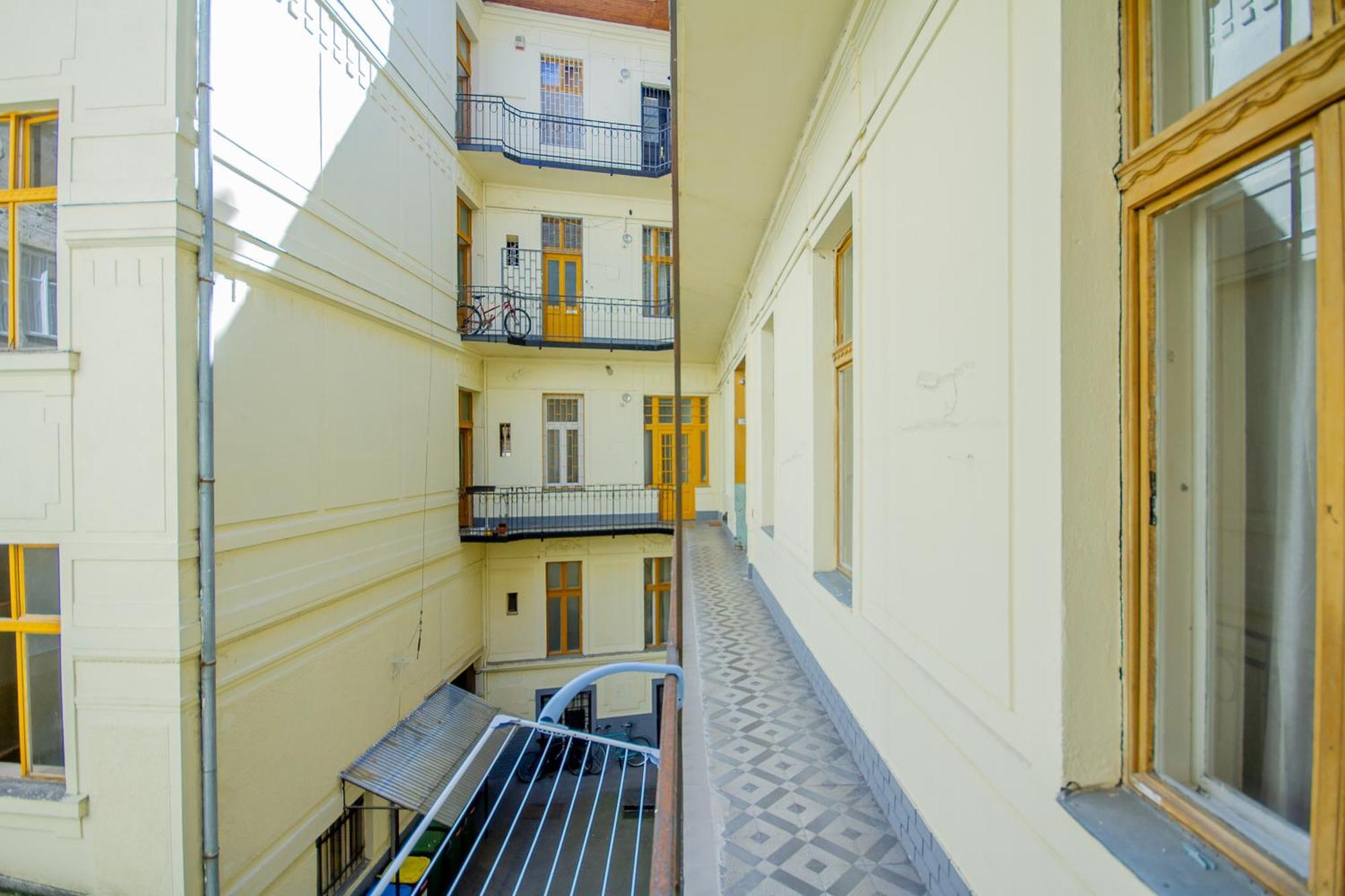 Apartment Kelvin's V District 2br Urban Haven By Nw Budapest